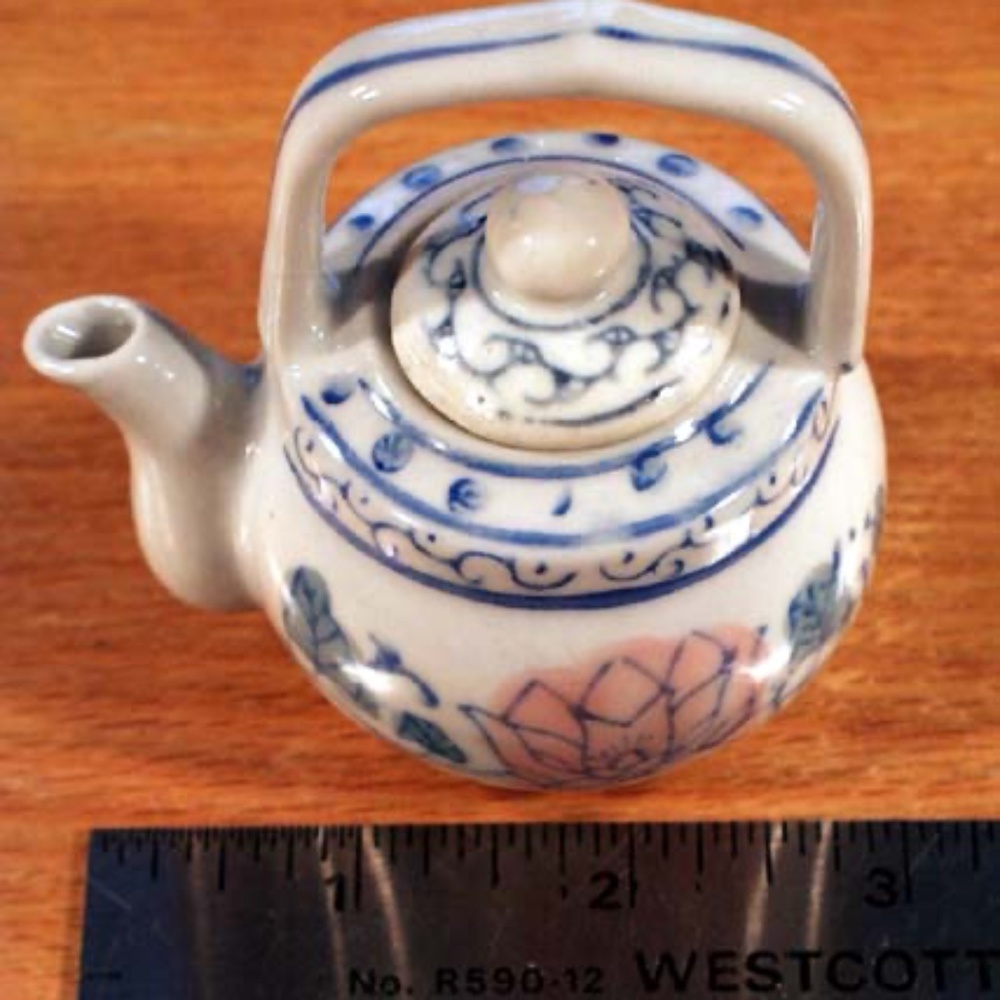 MINIATURE TEA POT 1977, JAPANESE REMOVABLE LID, 3 1/2 in., BLUE/WHITE, BRIGHT,